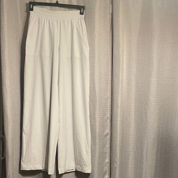 lululemon athletica Pants - Lightweight Mid-Rise Barrel-Leg
Cropped Pant | Women's Capris